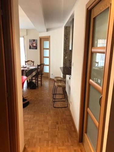 un couloir avec une salle à manger et une table dans l'établissement Bright T3 with ocean view and parking lot - Hendaye, à Hendaye