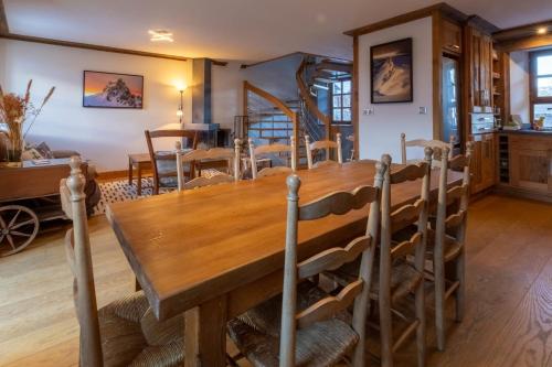une salle à manger avec une table et des chaises en bois dans l'établissement Chalet Mil, à Les Allues