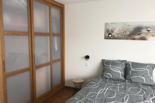 Postel nebo postele na pokoji v ubytování Bright T3 with ocean view and parking lot - Hendaye