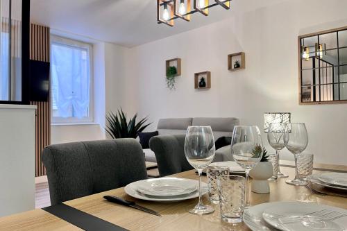 une salle à manger avec une table et des verres à vin dans l'établissement El Cristal - Tournon-sur-Rhône, à Tournon-sur-Rhône