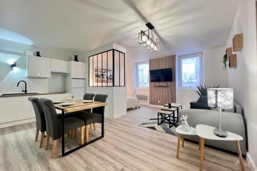 une cuisine et un salon avec une table et des chaises dans l'établissement El Cristal - Tournon-sur-Rhône, à Tournon-sur-Rhône