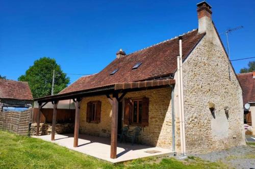 an old stone house with a conservatory at Maison de campagne rénovée proche Argenton Sur creuse in Célon