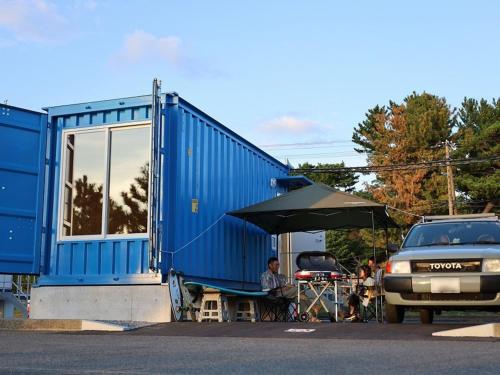 a blue shipping container sitting on the side of a street at ＳＡＫＡＴＡＮＴＯ Ｃｏｎｔａｉｎｅｒ Ｈｏｔｅｌ ＣＡＭＰＳ - Vacation STAY 93688v in Sakata