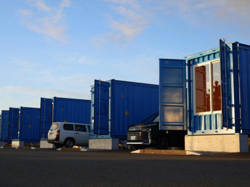 a van parked next to a row of blue containers at ＳＡＫＡＴＡＮＴＯ Ｃｏｎｔａｉｎｅｒ Ｈｏｔｅｌ ＣＡＭＰＳ - Vacation STAY 93793v in Sakata