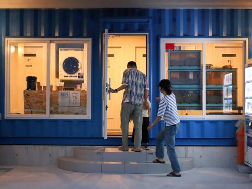 a man and a woman standing in front of a door at ＳＡＫＡＴＡＮＴＯ Ｃｏｎｔａｉｎｅｒ Ｈｏｔｅｌ ＣＡＭＰＳ - Vacation STAY 93793v in Sakata