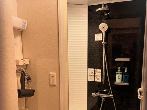 酒田市にあるＳＡＫＡＴＡＮＴＯ Ｃｏｎｔａｉｎｅｒ Ｈｏｔｅｌ ＣＡＭＰＳ - Vacation STAY 93793vのバスルーム(シャワー付)へのドアが備わります。