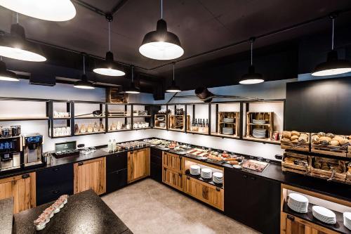 a large kitchen with aasteryasteryasteryasteryasteryasteryasteryasteryasteryasteryastery at Best Western Plus Parkhotel Velbert in Velbert