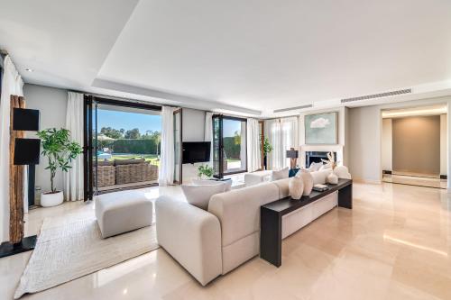VACATION MARBELLA I Villa Milka, Frontline Golf, Giant Private Heated Pool, Close to High-end Restaurants, 8min Puerto Banus, Cine Room