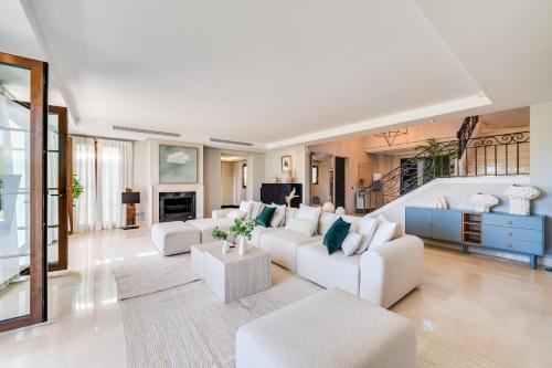 VACATION MARBELLA I Villa Milka, Frontline Golf, Giant Private Heated Pool, Close to High-end Restaurants, 8min Puerto Banus, Cine Room