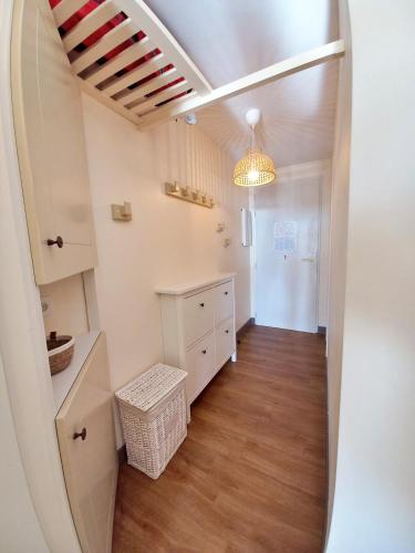 Cette chambre dispose d'un couloir avec une commode et un miroir. dans l'établissement Cap Estérel-T2-Clim-Vue Mer, à Saint-Raphaël