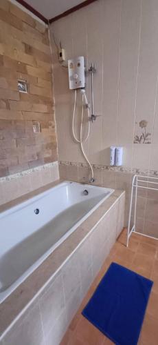 Un baño de Orchid Home