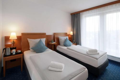 Letto o letti in una camera di Best Western Hotel Halle-Merseburg