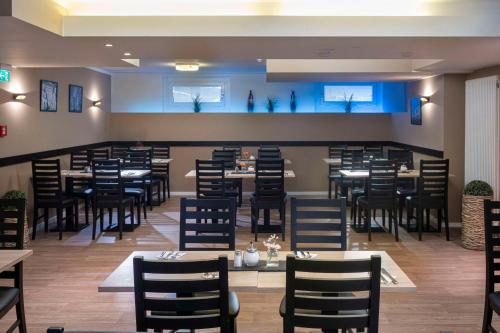 a dining room filled with tables and chairs at Best Western Hotel am Spittelmarkt in Berlin