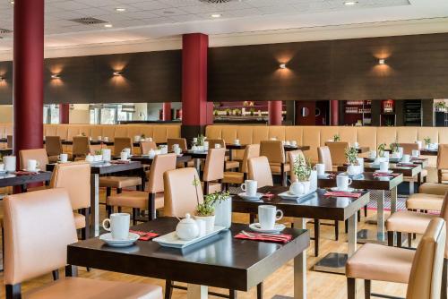 un comedor con mesas y sillas en Best Western Premier Novina Hotel Regensburg, en Regensburg