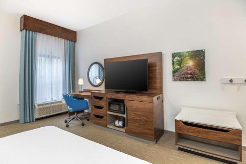 TV a/nebo společenská místnost v ubytování Hampton Inn Petersburg-Fort Gregg Adams