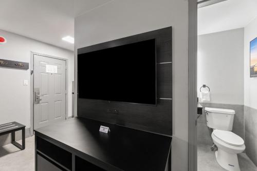 GuestHouse Extended Stay Laredoにあるバスルーム