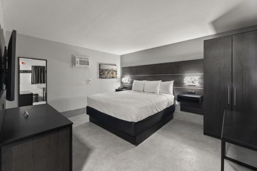 Postel nebo postele na pokoji v ubytování GuestHouse Extended Stay Laredo