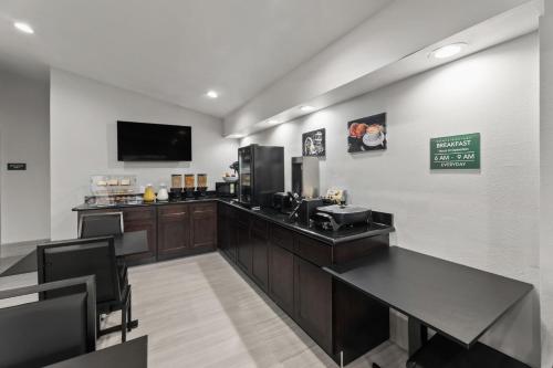 GuestHouse Extended Stay Laredoにあるキッチンまたは簡易キッチン