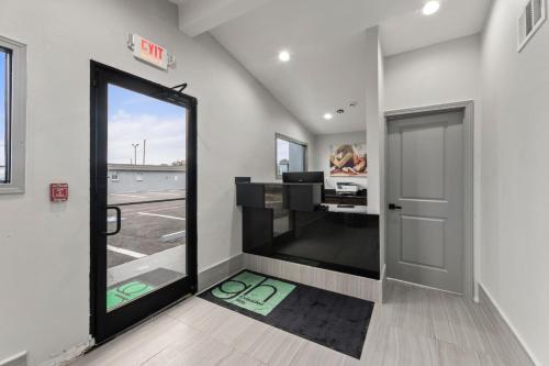 GuestHouse Extended Stay Laredoにあるテレビまたはエンターテインメントセンター