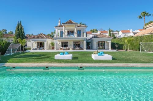 VACATION MARBELLA I Villa Milka, Frontline Golf, Giant Private Heated Pool, Close to High-end Restaurants, 8min Puerto Banus, Cine Room