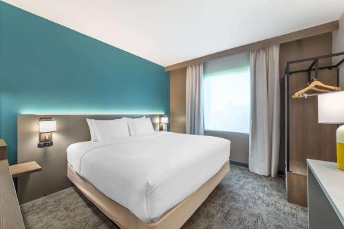 a bedroom with a large white bed and a window at Comfort Suites Fort Myers East I-75 in Fort Myers