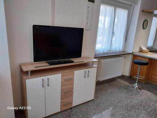 Una televisión o centro de entretenimiento en Lases Piano Terra
