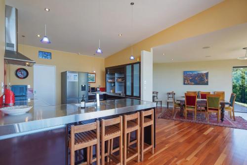 Pohutukawa Houseにあるキッチンまたは簡易キッチン