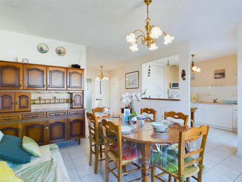 une cuisine et une salle à manger avec une table et des chaises dans l'établissement Appartement pour 4 personnes aux Sables d'Olonnes, à Les Sables-dʼOlonne