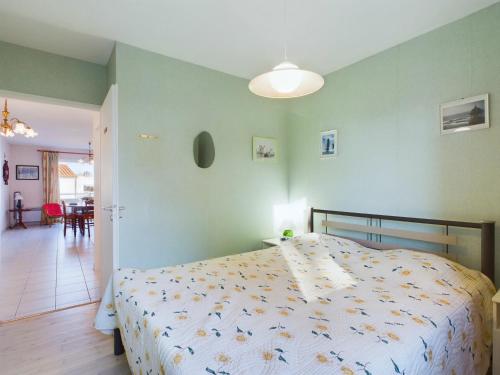 une chambre avec un lit et une salle à manger dans l'établissement Appartement pour 4 personnes aux Sables d'Olonnes, à Les Sables-dʼOlonne