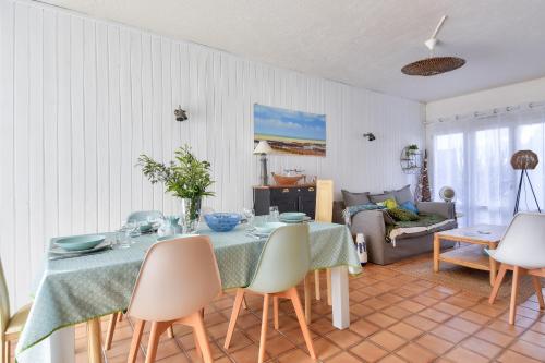 une salle à manger avec une table et des chaises dans l'établissement À 300m de la plage, maison pour 6 personnes, à La Guérinière