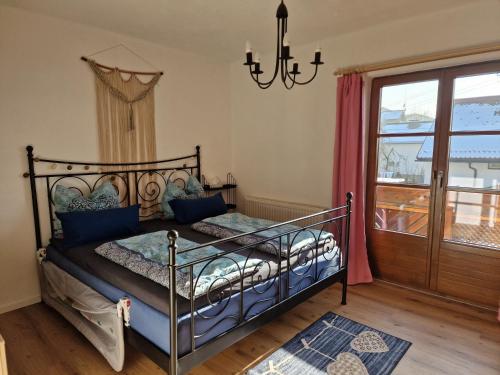 Giường trong phòng chung tại Family House Bad Goisern am Hallstättersee