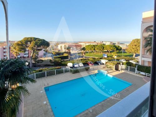 - une vue sur la piscine depuis un bâtiment dans l'établissement T2 loggia, residence avec piscine entre ville et plages, à Sète