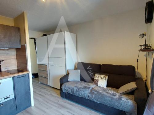 T2 loggia, residence avec piscine entre ville et plages