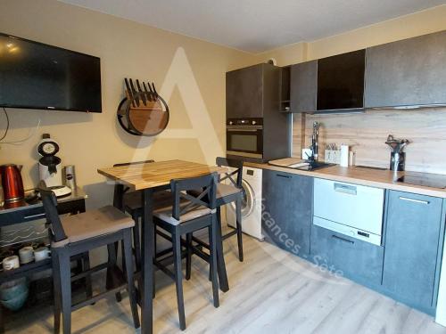 T2 loggia, residence avec piscine entre ville et plages