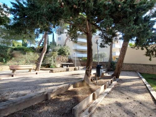 T2 loggia, residence avec piscine entre ville et plages