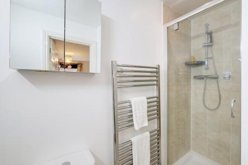 Koupelna v ubytování Bright & Spacious 3-Bed, 2-Bath Home in Graylands Close