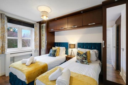 Postel nebo postele na pokoji v ubytování Bright & Spacious 3-Bed, 2-Bath Home in Graylands Close