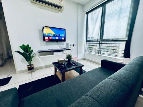 TV a/nebo společenská místnost v ubytování 8pax 2-Bedroom l Seaview l Georgetown l Gleneagles l Mansion One