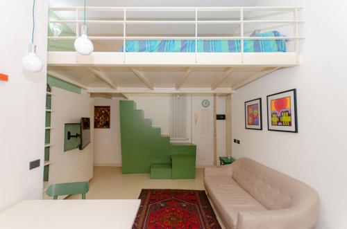 un soggiorno con divano e soppalco di Brenta Flat a Milano