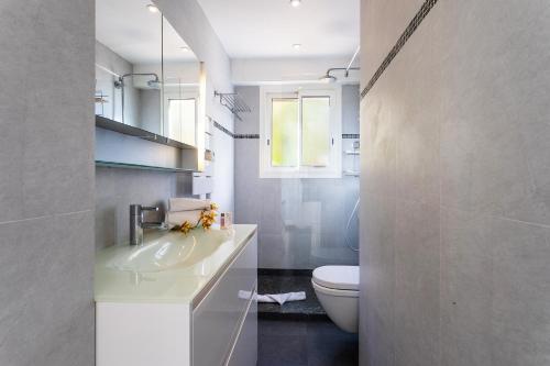 une salle de bain avec un lavabo et des toilettes dans l'établissement HENRIETTA AP4070 - avenue Soleil d'Or - Villefranche-sur-Mer, à Villefranche-sur-Mer