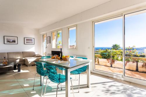 un salon avec une table et des chaises bleues dans l'établissement HENRIETTA AP4070 - avenue Soleil d'Or - Villefranche-sur-Mer, à Villefranche-sur-Mer