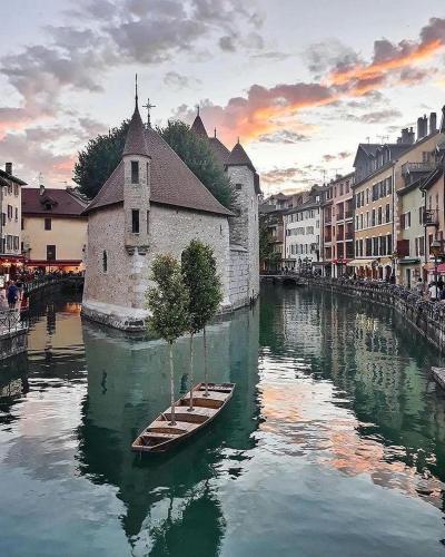 Au Faubourg -Old City - Lake & Canal 1 min