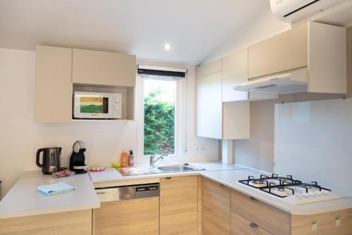 Kuchyň nebo kuchyňský kout v ubytování Chalets Eureka & Bloemenduin Koksijde