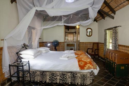 Ένα ή περισσότερα κρεβάτια σε δωμάτιο στο Tangala Safari Camp