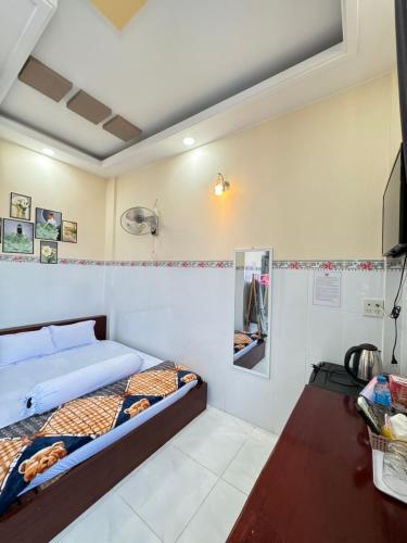 a bedroom with two beds and a television in it at NHÀ NGHỈ THANH XUÂN- Có cho thuê xe máy và xuất hóa đơn in Ấp Ðông An (1)