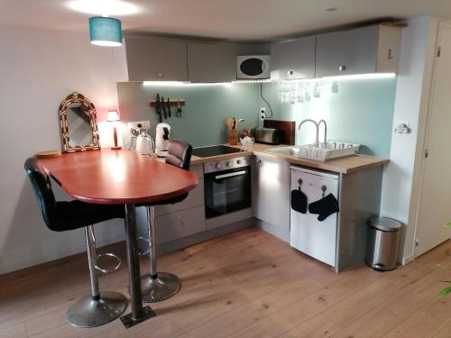 une petite cuisine avec une table en bois dans une pièce dans l'établissement Bel appartement en plein centre, à Lamballe