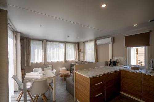Kuchyň nebo kuchyňský kout v ubytování Chalets Eureka & Bloemenduin Koksijde