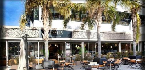 Restoran atau tempat lain untuk makan di AIOLOS Rooftop suite centre GLYFADA