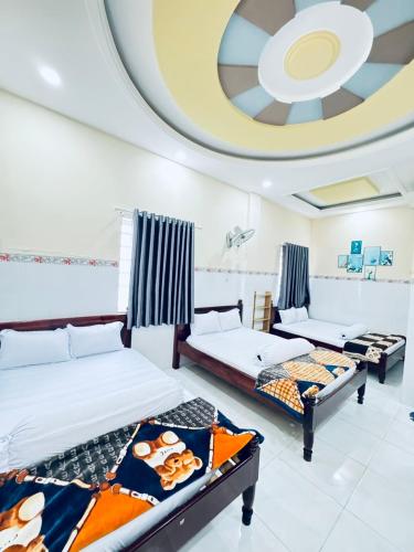 two beds in a room with a circular ceiling at NHÀ NGHỈ THANH XUÂN- Có cho thuê xe máy và xuất hóa đơn in Ấp Ðông An (1)