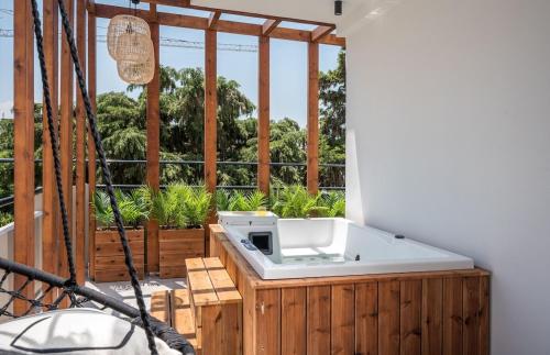 Φωτογραφία από το άλμπουμ του Senaon Urban Living Euphoria with Jacuzzi στο Ηράκλειο Πόλη